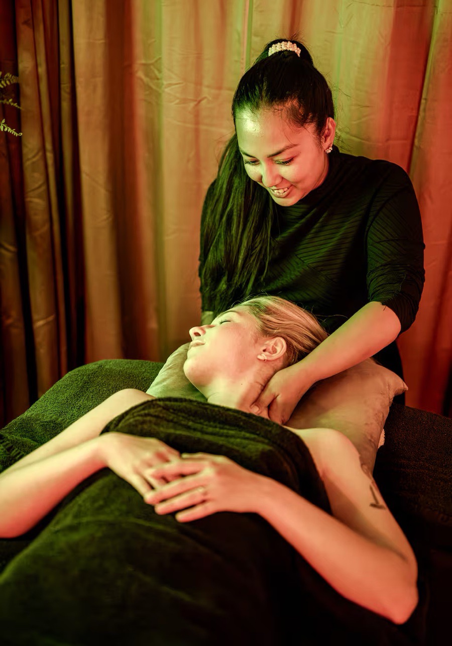 Therapist Josel during a massage at Bonsai